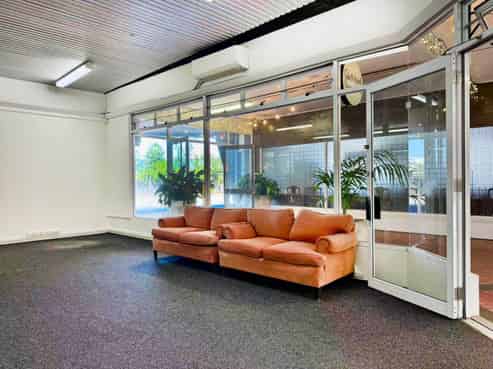 PRIME COMMERCIAL UNIT IN CENTRAL LOCATION
