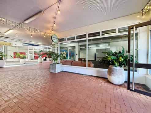 PRIME COMMERCIAL UNIT IN CENTRAL LOCATION
