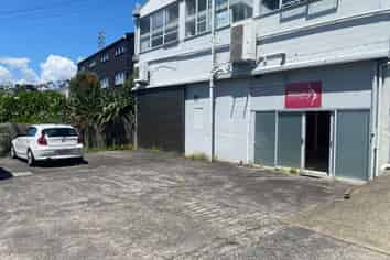 For lease - Rent holiday available