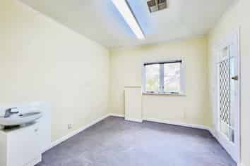 Corner Office Space | 138m²