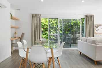 6 Holland Street, Glenholme