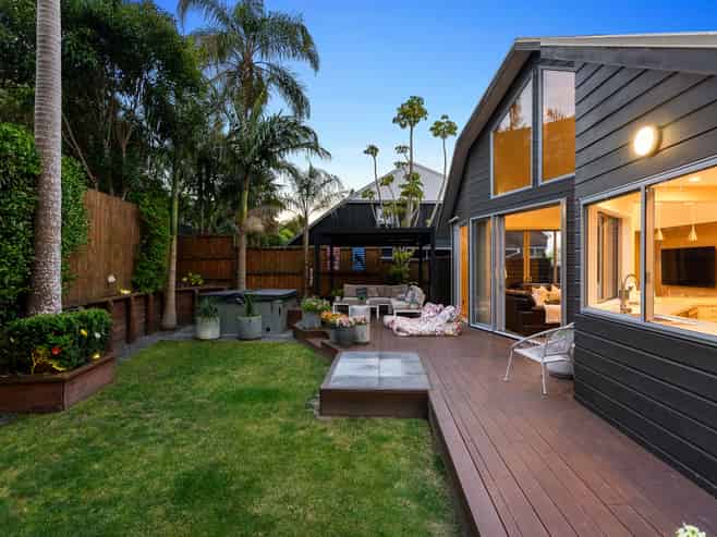 2/66 Haseler Crescent, Mellons Bay