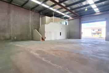 EXCEPTIONAL 373M² INDUSTRIAL UNIT
