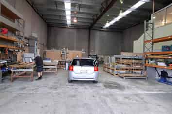 EXCEPTIONAL 373M² INDUSTRIAL UNIT

 
