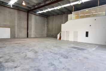 EXCEPTIONAL 373M² INDUSTRIAL UNIT
