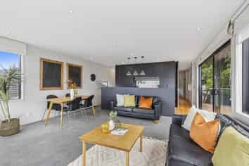 87 Marine Parade, Seatoun