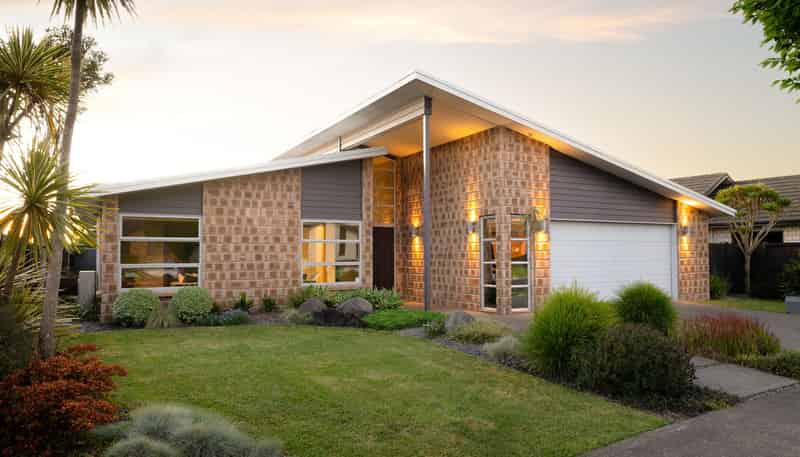 140 Saint James Drive, Huntington