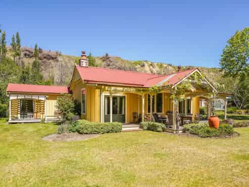697 Leader Road East, Cheviot