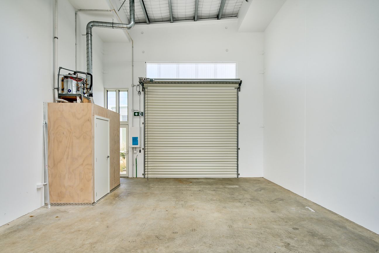 High-Profile Retail Unit In Petone Sale Or Lease - Więcej