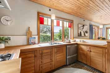 1 Valley Street, Island Bay