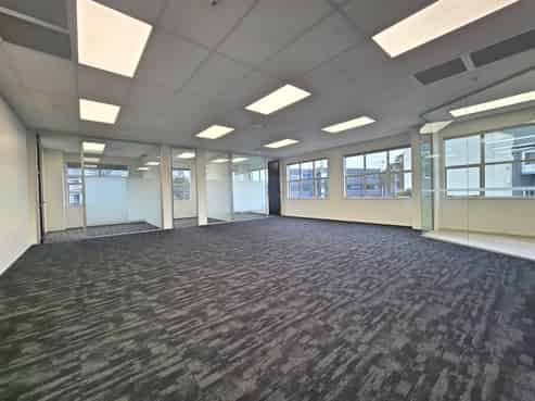 Morden 183sqm office with all you need