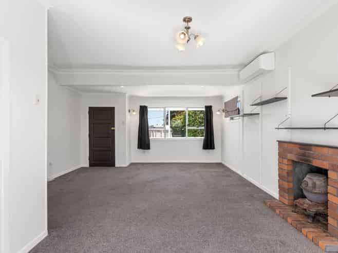 74 Oakdale Road, Hillsborough