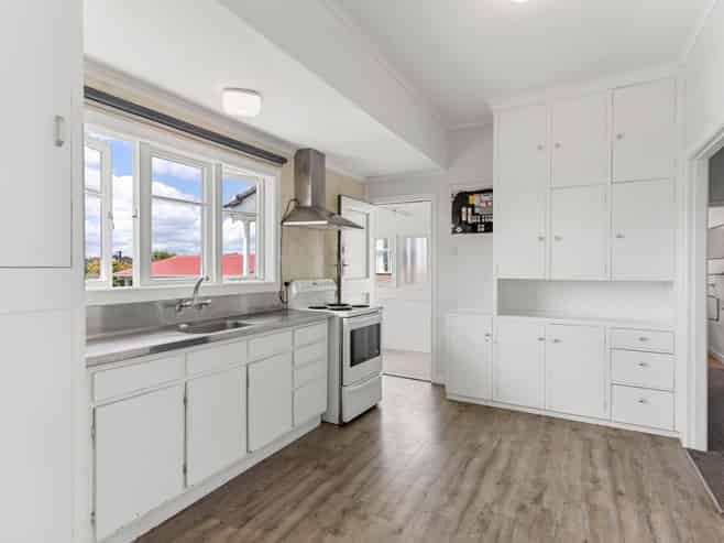 74 Oakdale Road, Hillsborough