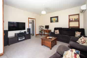 53 Thackeray Place, Waltham