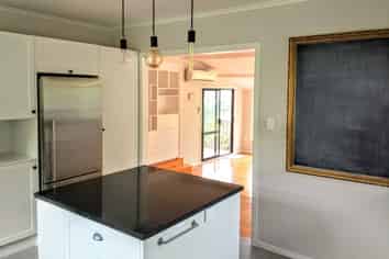 10 Viking Avenue, Hillsborough