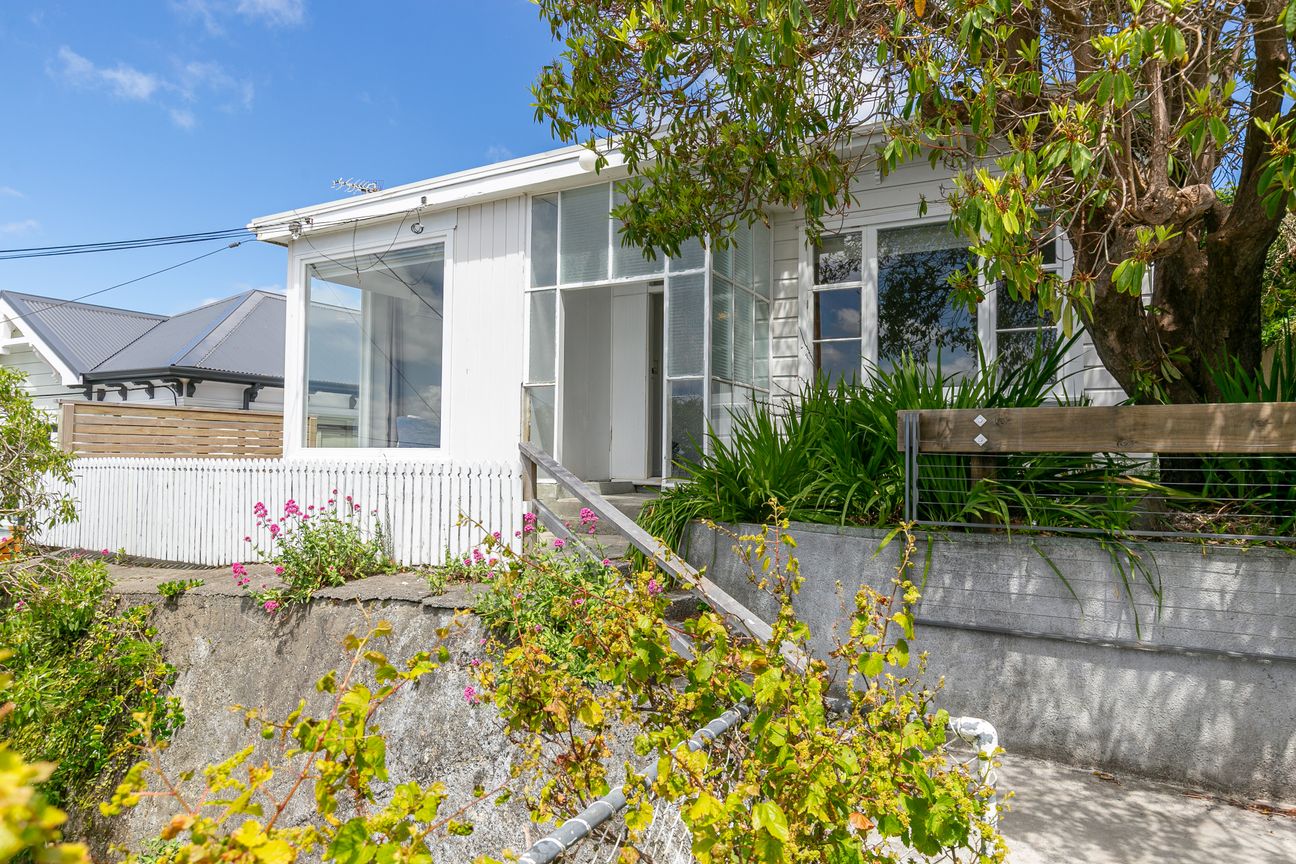 Home & Income with Views & Potential - Bild 2