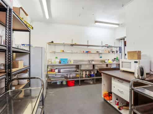 Vacant & Owner Says LEASE or SELL!