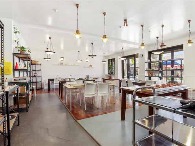 Vacant & Owner Says LEASE or SELL!