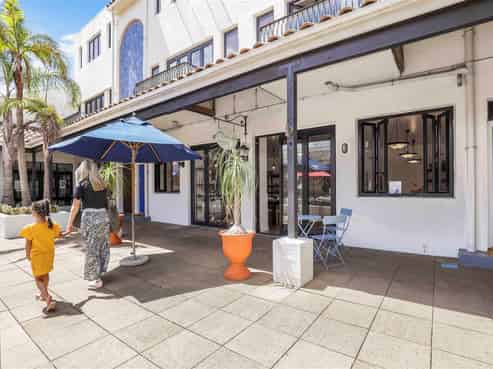 Vacant & Owner Says LEASE or SELL!