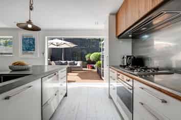 4/13 Kaihu Street, Northcote