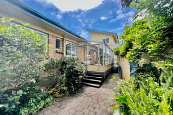 8 Manukau Road, Raglan