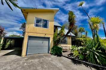 8 Manukau Road, Raglan