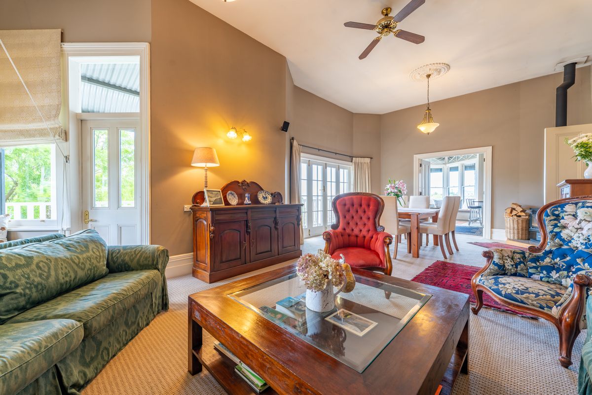 Five Star Living or Income Opportunity. - Więcej