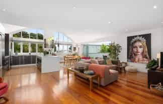 15 Kowhai Street, Eastbourne