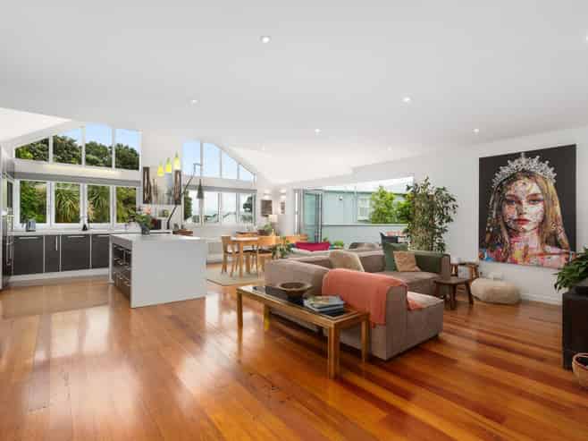 15 Kowhai Street, Eastbourne