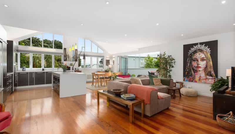 15 Kowhai Street, Eastbourne