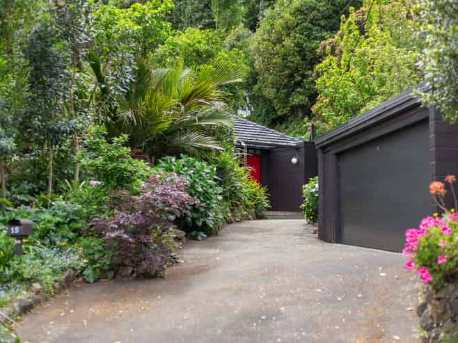 15 Kowhai Street, Eastbourne
