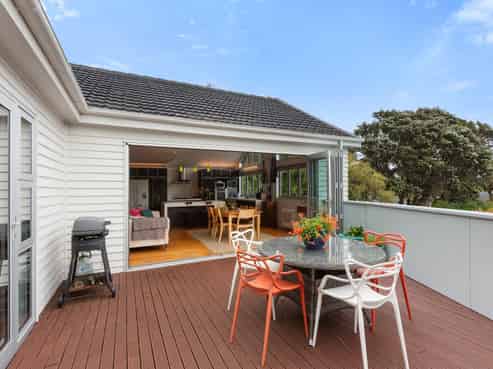 15 Kowhai Street, Eastbourne