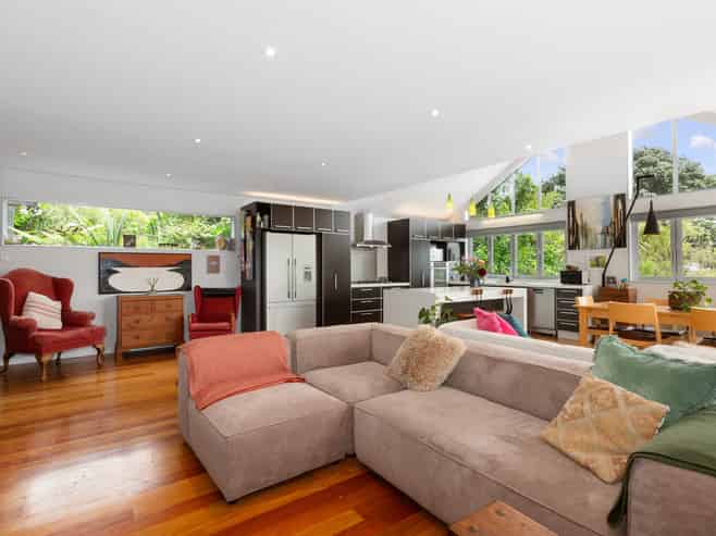 15 Kowhai Street, Eastbourne