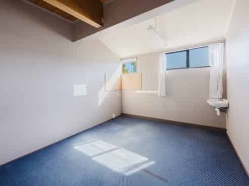 271sqm tenancy with parking