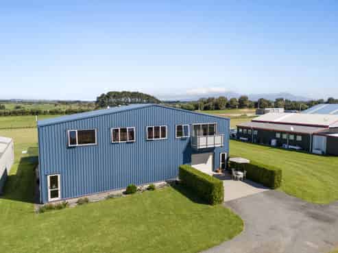 Rare opportunity! Hangar + three-bedroom apartment