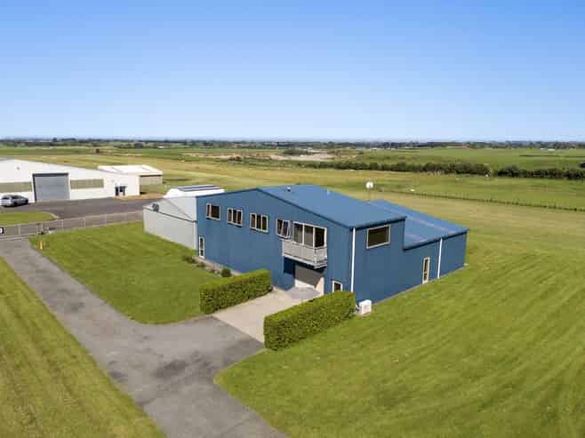 Rare opportunity! Hangar + three-bedroom apartment