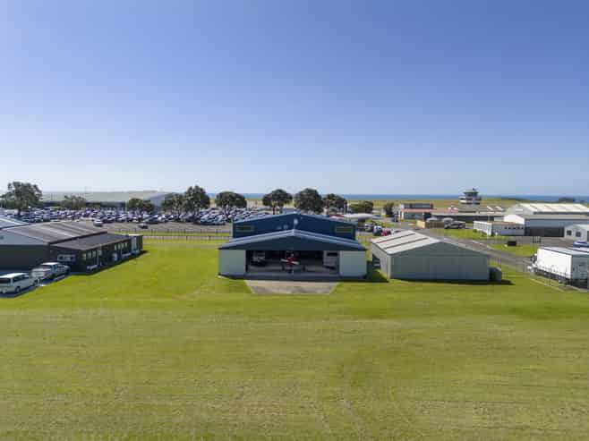 Rare opportunity! Hangar + three-bedroom apartment