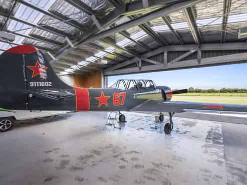 Rare opportunity! Hangar + three-bedroom apartment