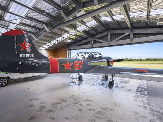 Rare opportunity! Hangar + three-bedroom apartment