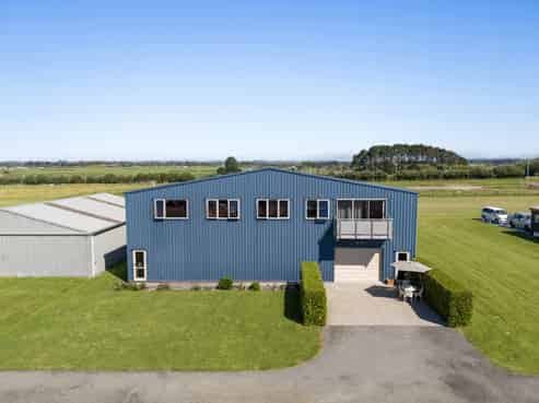 Rare opportunity! Hangar + three-bedroom apartment