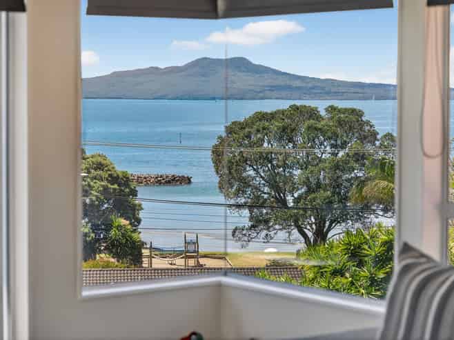 70 Beach Road, Castor Bay