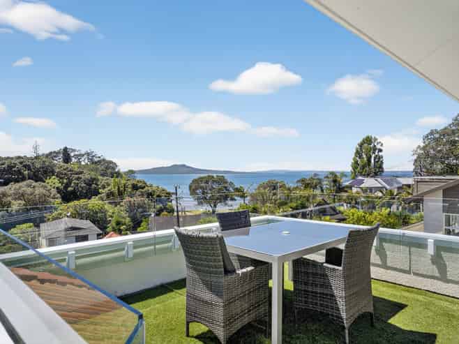 70 Beach Road, Castor Bay