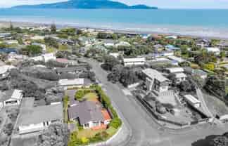 10 Jane Street, WAIKANAE BEACH