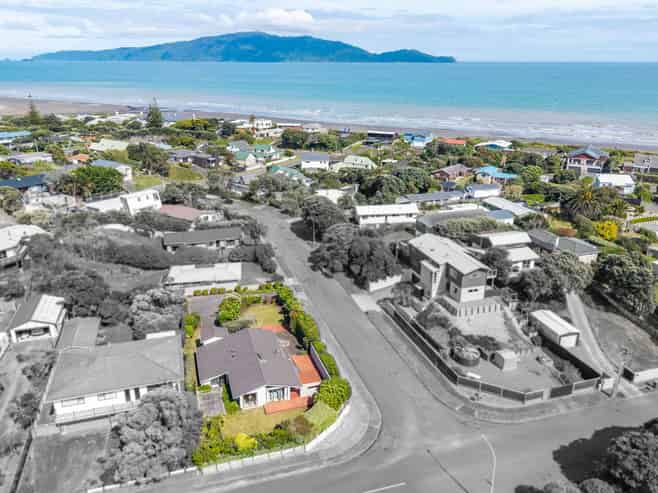 10 Jane Street, WAIKANAE BEACH