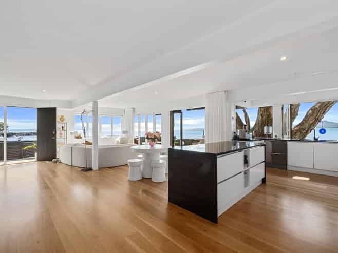 2/259 Hurstmere Road, Takapuna