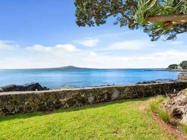 2/259 Hurstmere Road, Takapuna