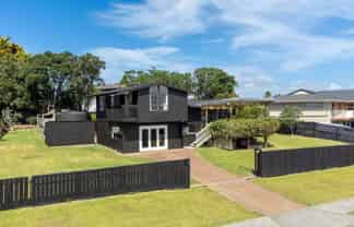 69 Pacific Parade, Army Bay