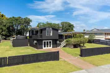 69 Pacific Parade, Army Bay