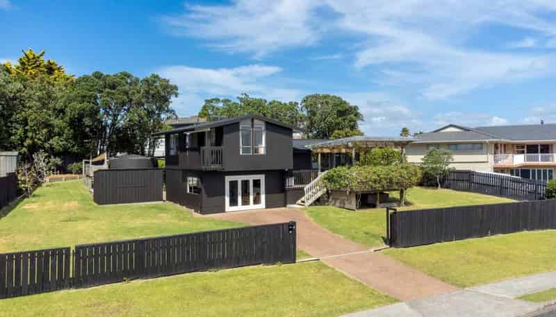 69 Pacific Parade, Army Bay