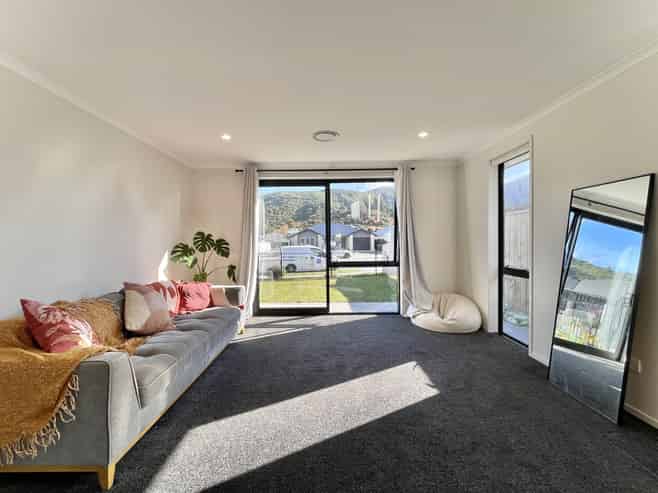 19 Te Ara O Toroa, Wainuiomata